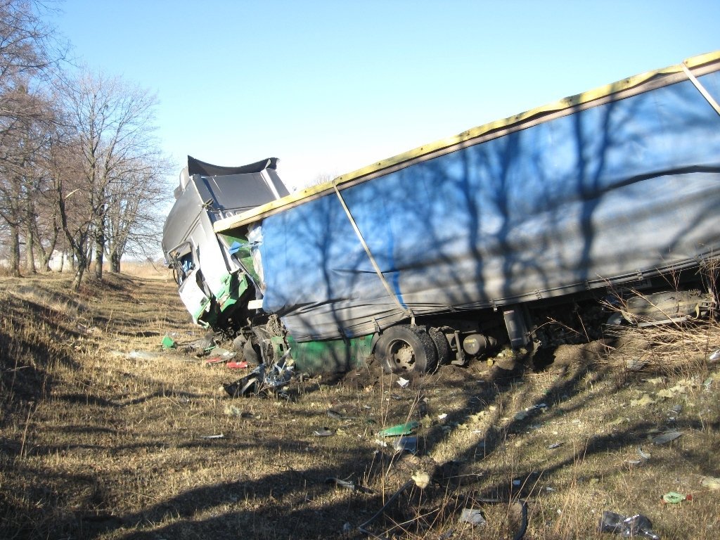 На Полтавщине столкнулись микроавтобус и грузовик: погибли девять человек На Полтавщине столкнулись микроавтобус и грузовик: погибли девять человек