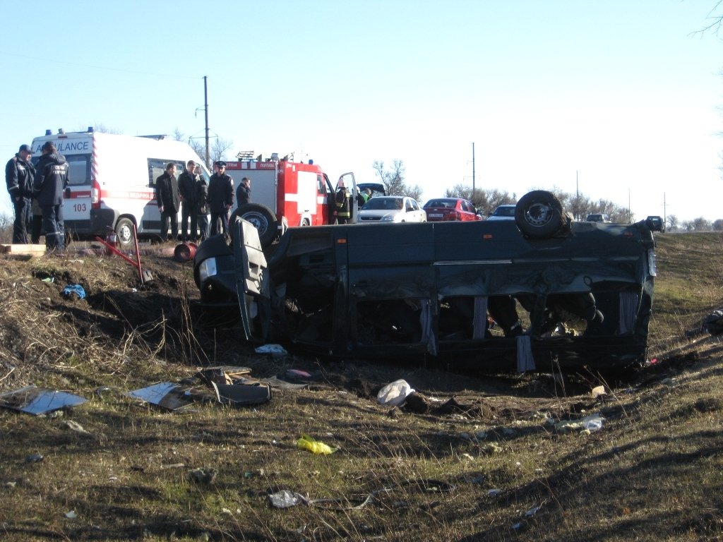 На Полтавщине столкнулись микроавтобус и грузовик: погибли девять человек На Полтавщине столкнулись микроавтобус и грузовик: погибли девять человек