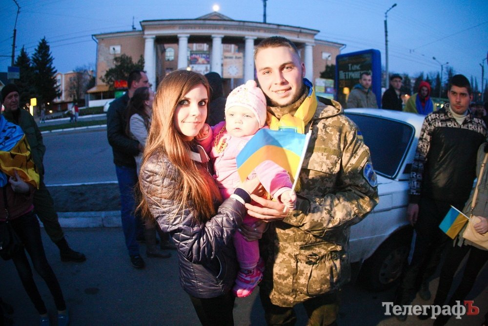 В Кременчуге встречали демобилизованных бойцов В Кременчуге встречали демобилизованных бойцов