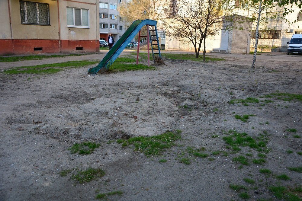 В одном из дворов Кременчуга воду включили, а карусель "отключили" В одном из дворов Кременчуга воду включили, а карусель "отключили"