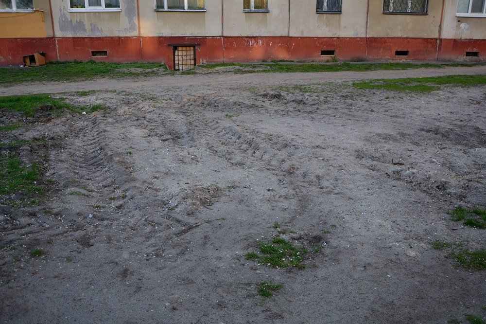 В одном из дворов Кременчуга воду включили, а карусель "отключили" В одном из дворов Кременчуга воду включили, а карусель "отключили"