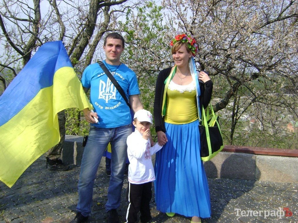 Холодний Яр: тепер з козацькими прапорами йтимуть у бій воїни АТО Холодний Яр: тепер з козацькими прапорами йтимуть у бій воїни АТО