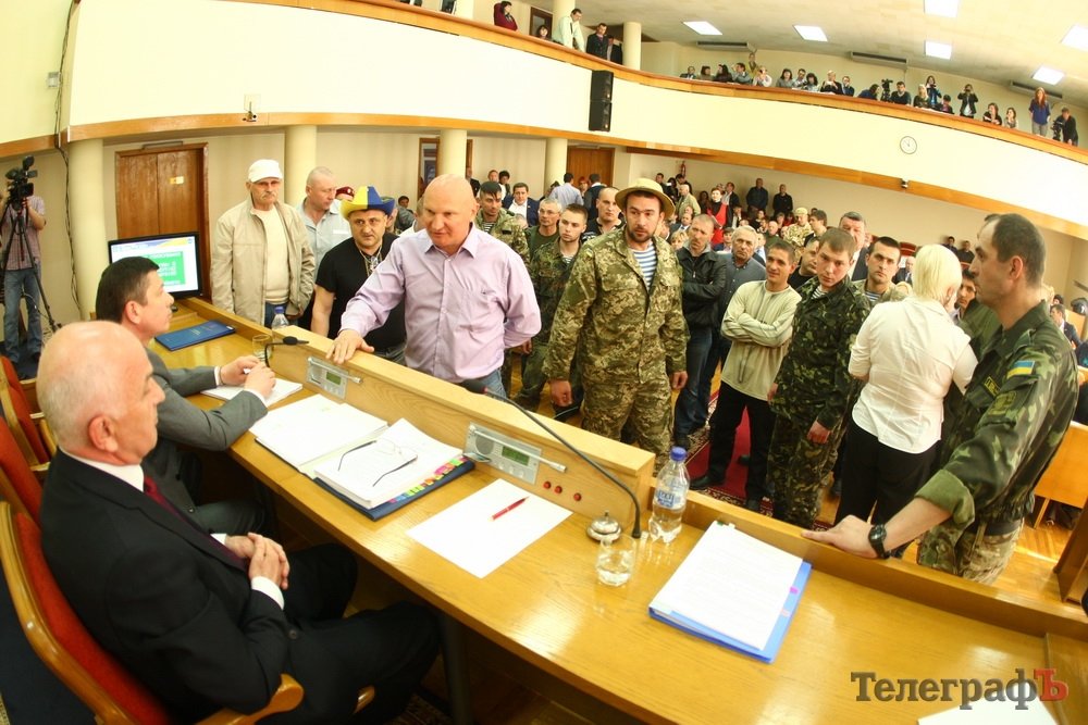 Фотофакт: Активисты атакуют секретаря Кременчугского горсовета Фотофакт: Активисты атакуют секретаря Кременчугского горсовета