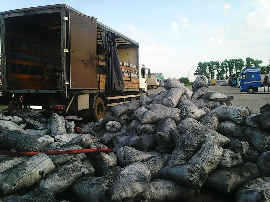В Полтавской области пожарные спасли грузовик и половину груза В Полтавской области пожарные спасли грузовик и половину груза
