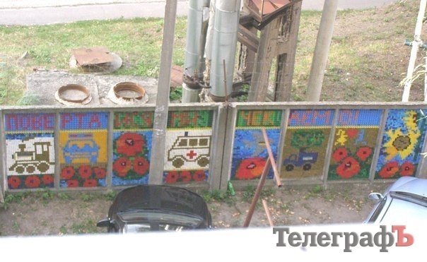 Кременчужанка одела забор в вышиванку Кременчужанка одела забор в вышиванку