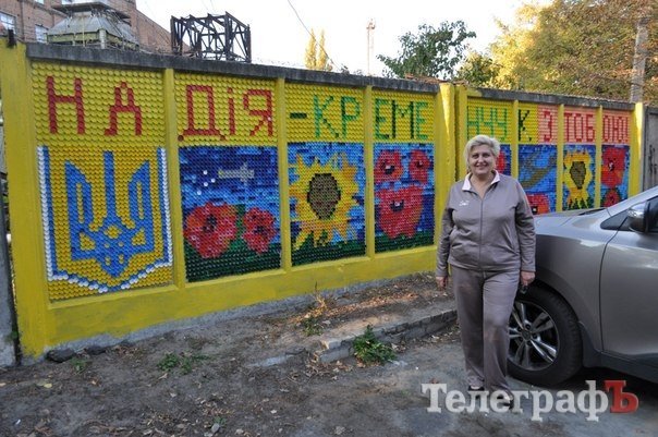 Кременчужанка одела забор в вышиванку Кременчужанка одела забор в вышиванку