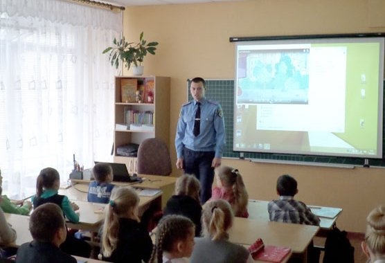 Юных кременчужан учат смотреть под ноги Юных кременчужан учат смотреть под ноги