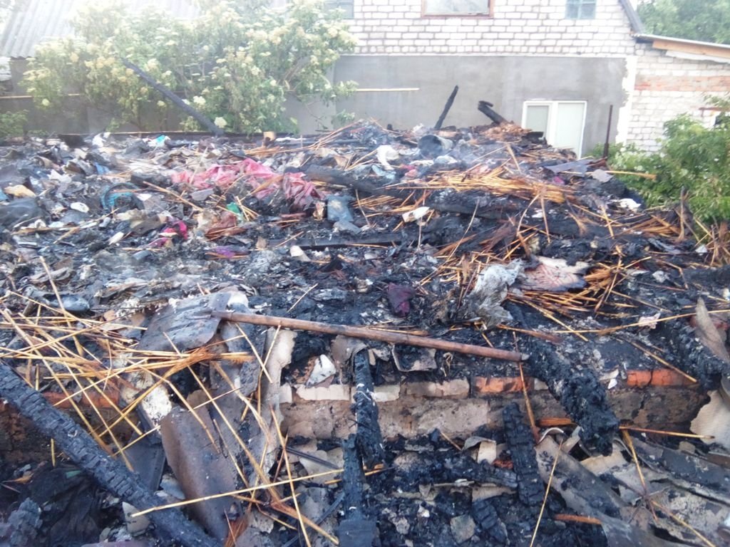 В селе под Кременчугом у пенсионера сгорела крыша В селе под Кременчугом у пенсионера сгорела крыша