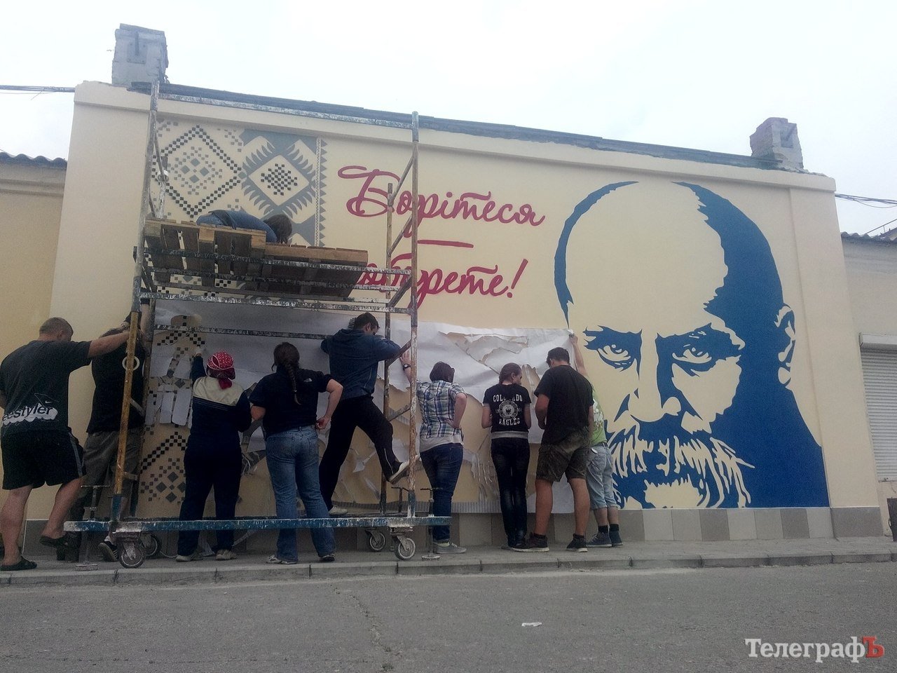 В Кременчуге заново рисуют граффити Шевченко В Кременчуге заново рисуют граффити Шевченко