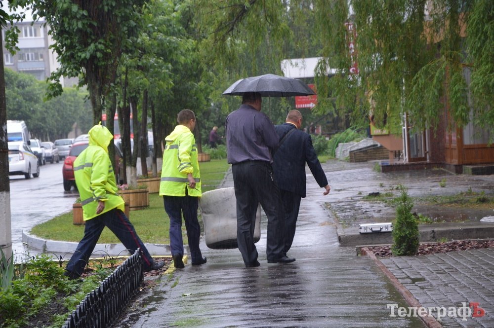 В центре Кременчуга милиция оцепила пятиэтажку из-за подозрительного пакета В центре Кременчуга милиция оцепила пятиэтажку из-за подозрительного пакета