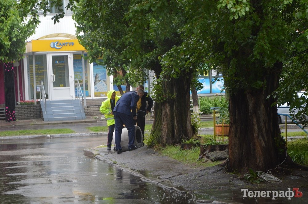 В центре Кременчуга милиция оцепила пятиэтажку из-за подозрительного пакета В центре Кременчуга милиция оцепила пятиэтажку из-за подозрительного пакета