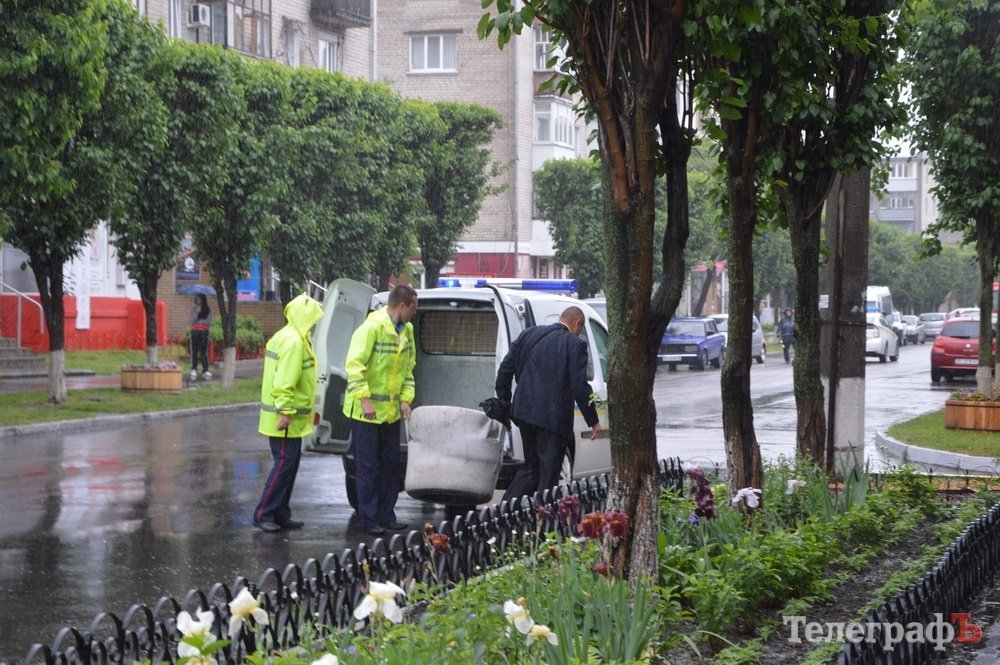 В центре Кременчуга милиция оцепила пятиэтажку из-за подозрительного пакета В центре Кременчуга милиция оцепила пятиэтажку из-за подозрительного пакета