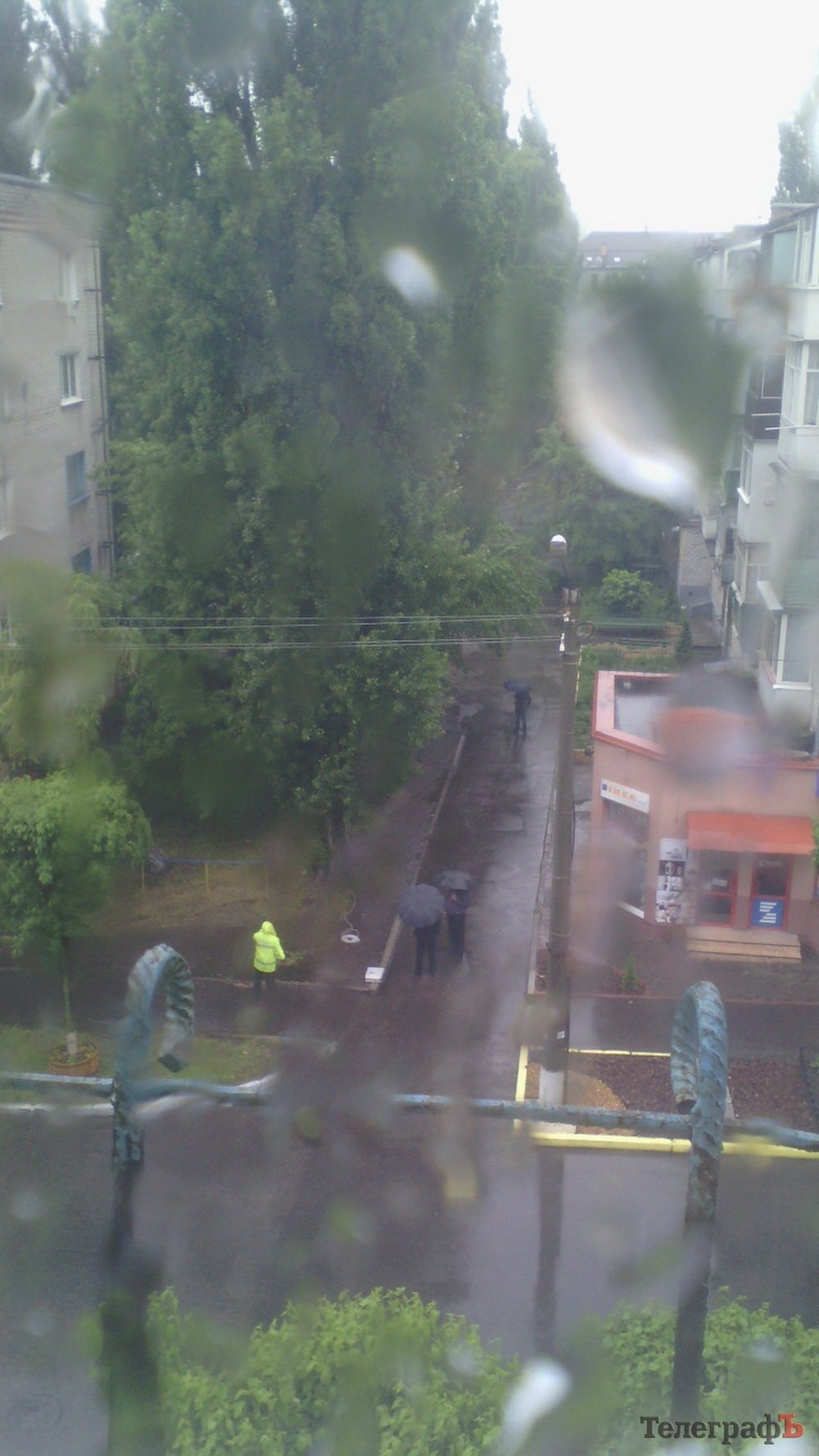 В центре Кременчуга милиция оцепила пятиэтажку из-за подозрительного пакета В центре Кременчуга милиция оцепила пятиэтажку из-за подозрительного пакета