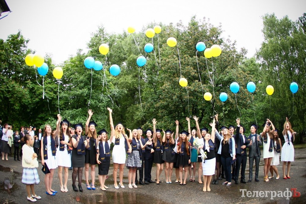 Для кременчугских школьников прозвучал "последний" звонок. Присылайте фото!!! Для кременчугских школьников прозвучал "последний" звонок. Присылайте фото!!!