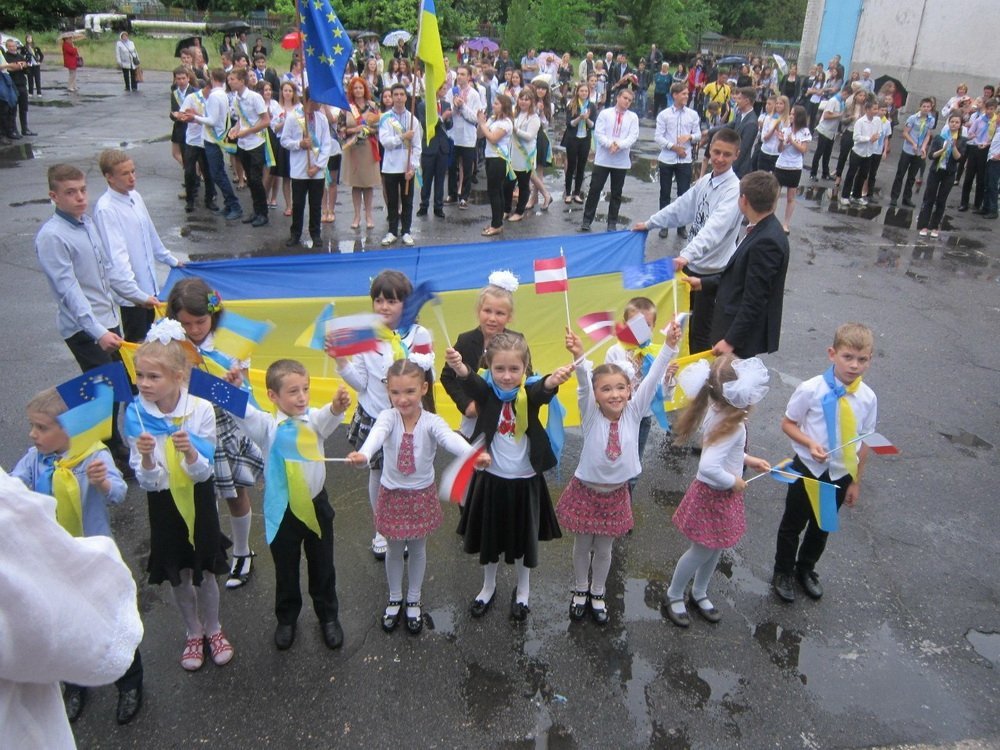 Для кременчугских школьников прозвучал "последний" звонок. Присылайте фото!!! Для кременчугских школьников прозвучал "последний" звонок. Присылайте фото!!!