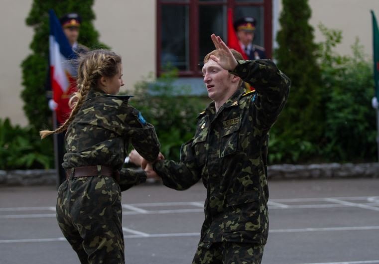 Кременчугские подростки прыгают с парашютом Кременчугские подростки прыгают с парашютом