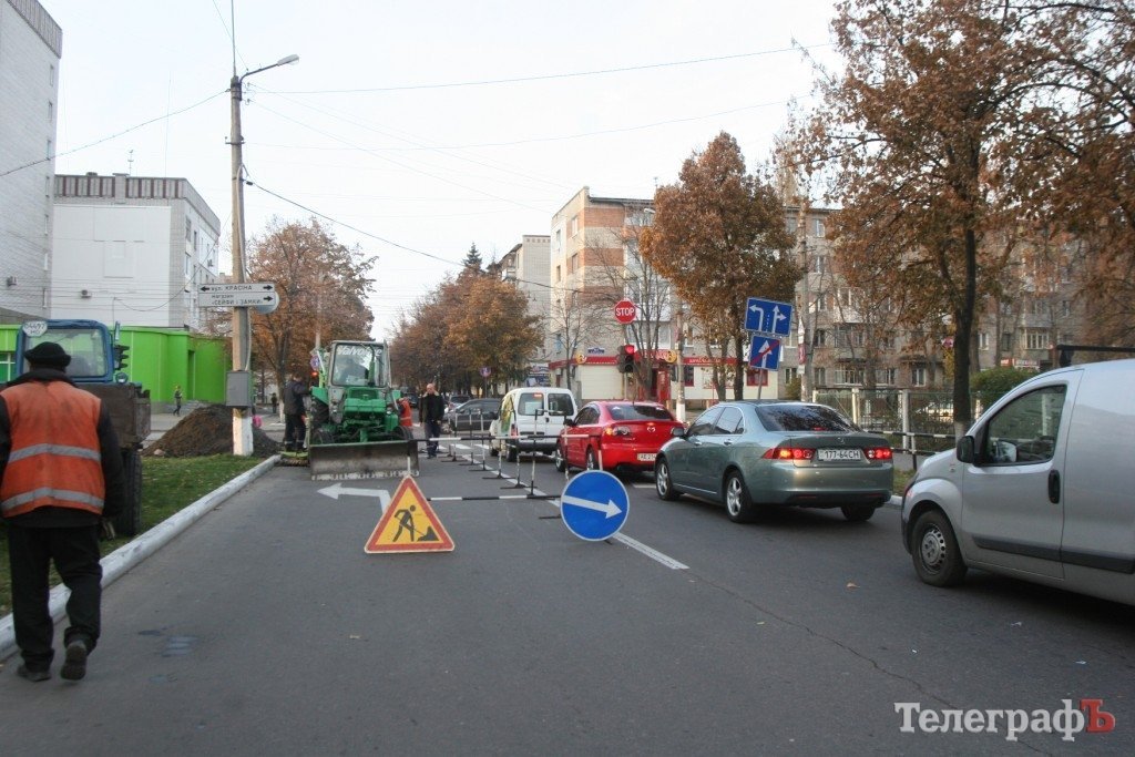 Посреди Кременчуга разрыли перекрёсток Посреди Кременчуга разрыли перекрёсток