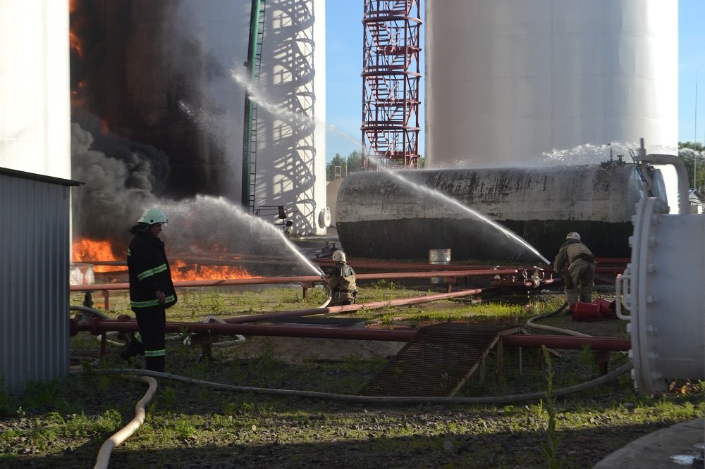 Мощный взрыв на нефтебазе под Киевом: скорые не успевают вывозить пострадавших Мощный взрыв на нефтебазе под Киевом: скорые не успевают вывозить пострадавших