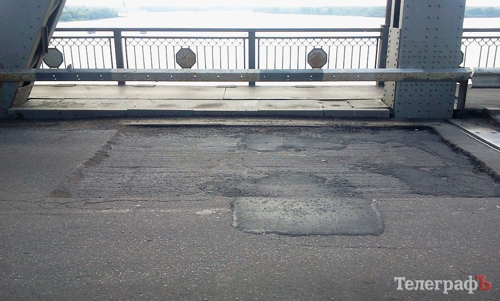 На Крюковском мосту «залатали» больше половины ям На Крюковском мосту «залатали» больше половины ям