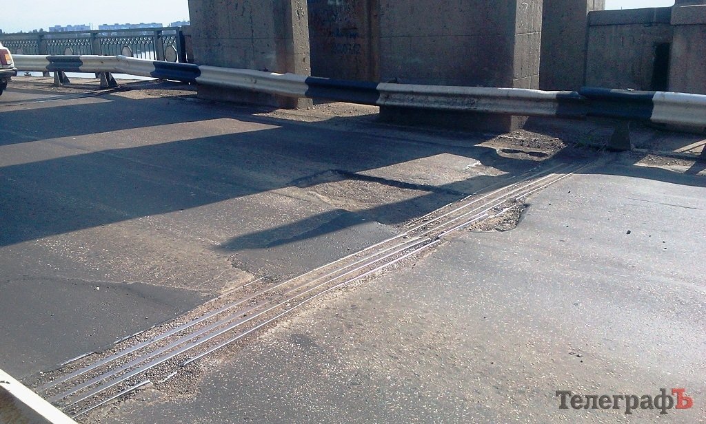 На Крюковском мосту «залатали» больше половины ям На Крюковском мосту «залатали» больше половины ям