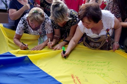 У Кременчуці розгорнуть 10-метровий Прапор Єдності У Кременчуці розгорнуть 10-метровий Прапор Єдності