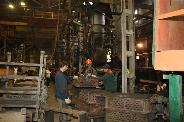 Администрация "АвтоКрАЗа" обещает пересмотреть зарплаты работников литейного цеха Администрация "АвтоКрАЗа" обещает пересмотреть зарплаты работников литейного цеха