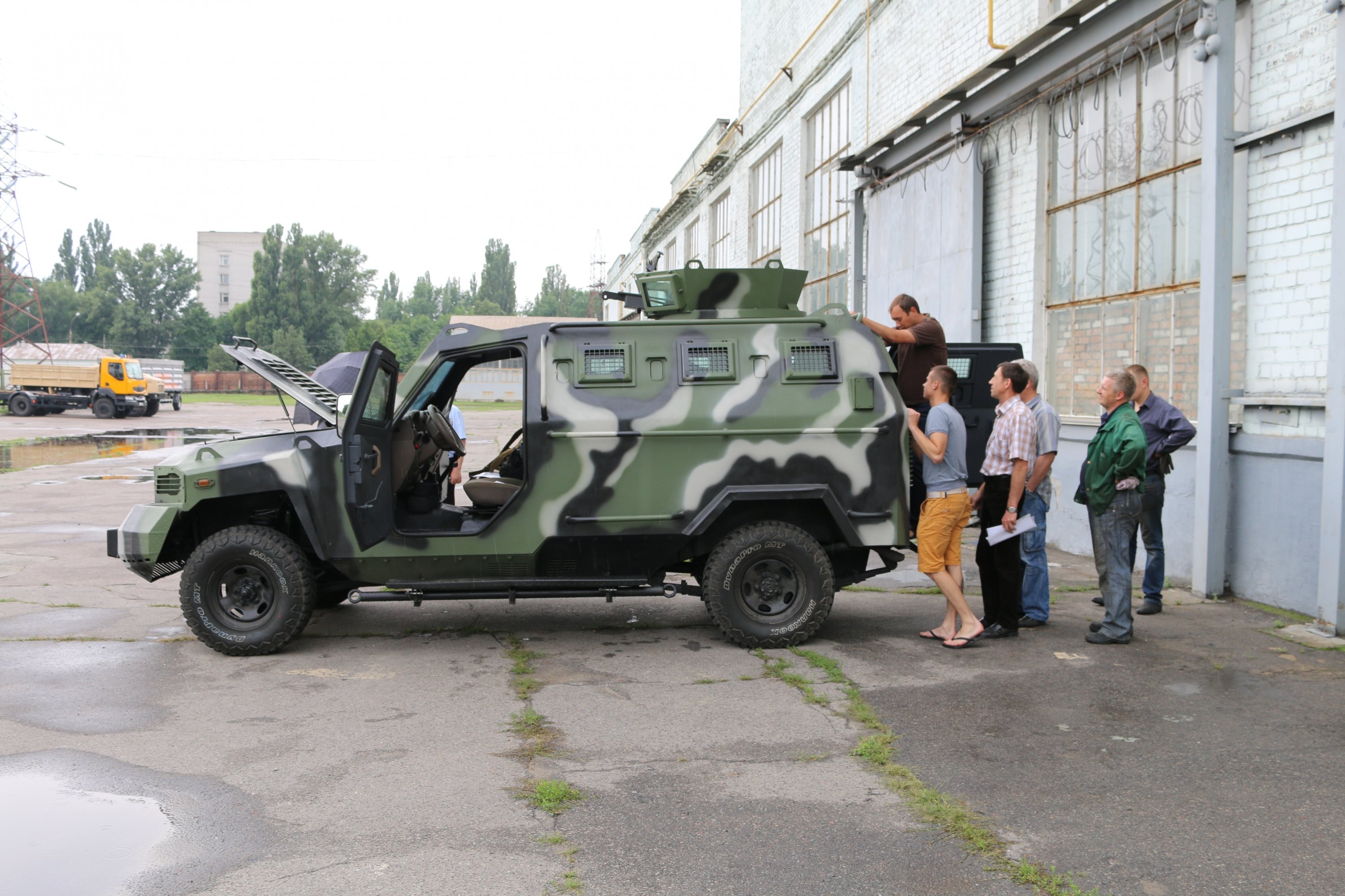 На КрАЗе восстановили Кугуар, попавший под сильный обстрел На КрАЗе восстановили Кугуар, попавший под сильный обстрел