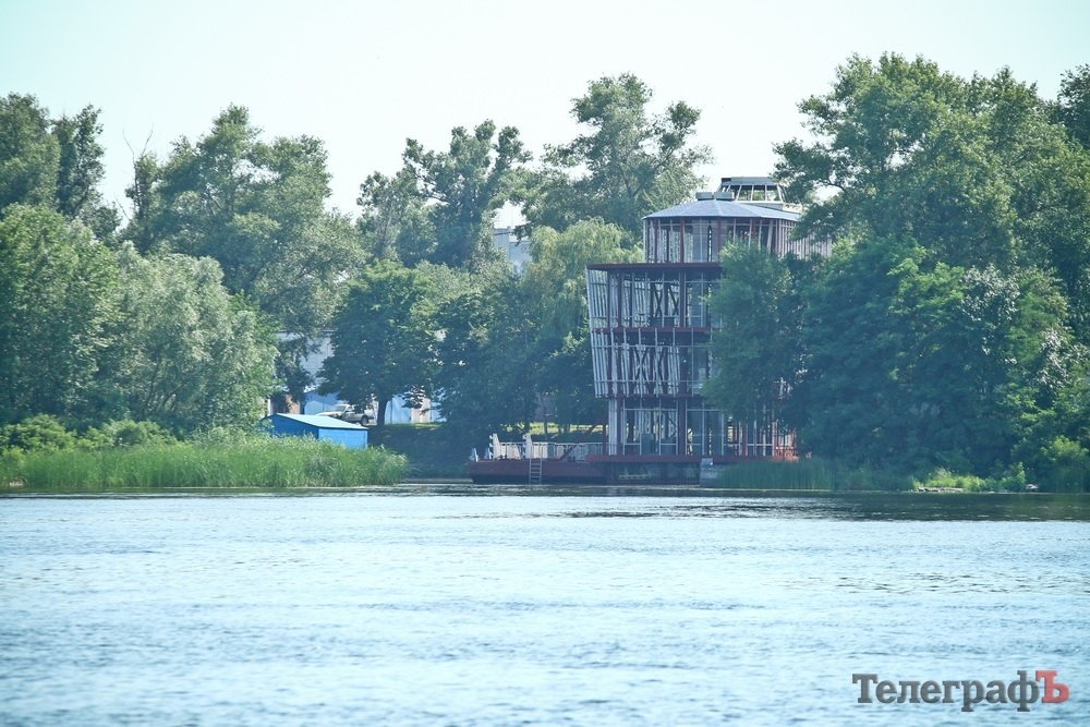 Узбережжя Дніпра у Кременчуці «обростає» мажорними котеджами Узбережжя Дніпра у Кременчуці «обростає» мажорними котеджами