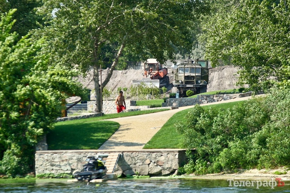 Узбережжя Дніпра у Кременчуці «обростає» мажорними котеджами Узбережжя Дніпра у Кременчуці «обростає» мажорними котеджами