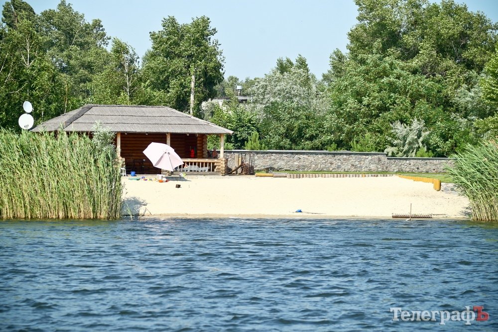 Узбережжя Дніпра у Кременчуці «обростає» мажорними котеджами Узбережжя Дніпра у Кременчуці «обростає» мажорними котеджами