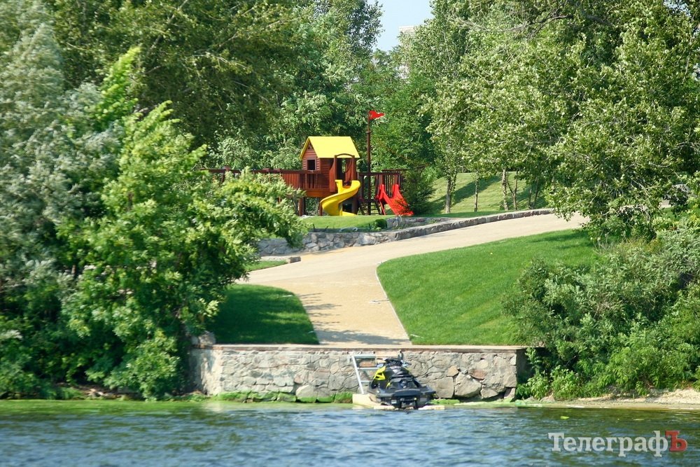 Узбережжя Дніпра у Кременчуці «обростає» мажорними котеджами Узбережжя Дніпра у Кременчуці «обростає» мажорними котеджами