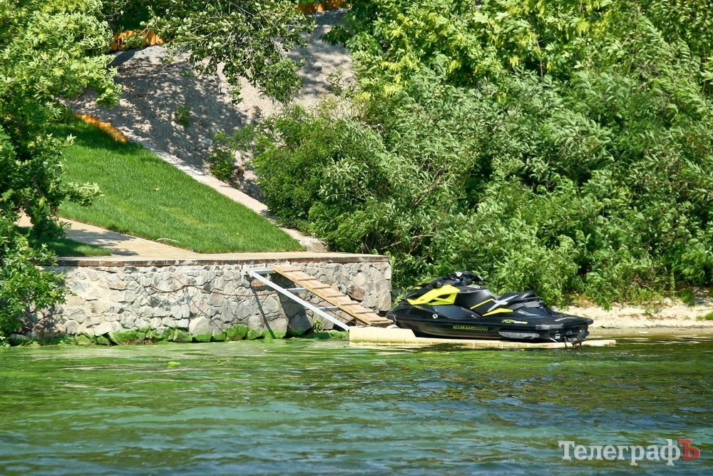 Узбережжя Дніпра у Кременчуці «обростає» мажорними котеджами Узбережжя Дніпра у Кременчуці «обростає» мажорними котеджами