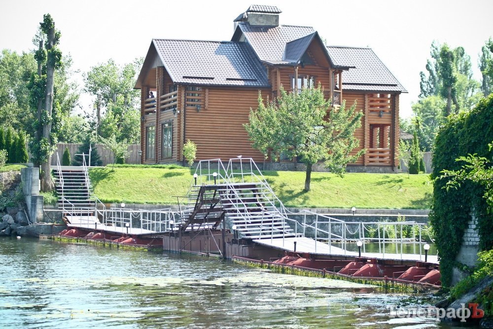 Узбережжя Дніпра у Кременчуці «обростає» мажорними котеджами Узбережжя Дніпра у Кременчуці «обростає» мажорними котеджами