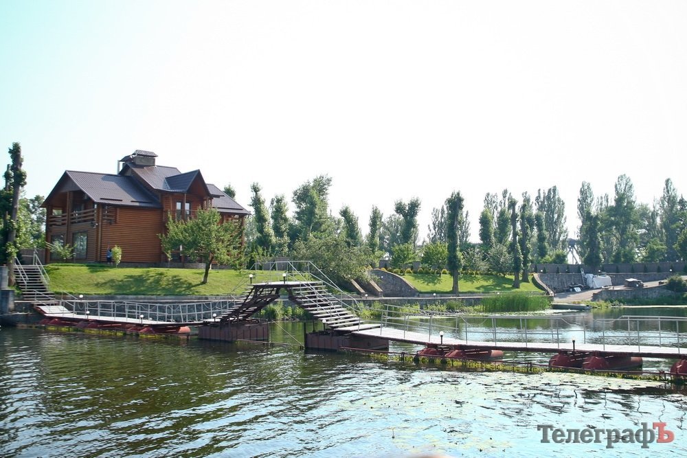 Узбережжя Дніпра у Кременчуці «обростає» мажорними котеджами Узбережжя Дніпра у Кременчуці «обростає» мажорними котеджами