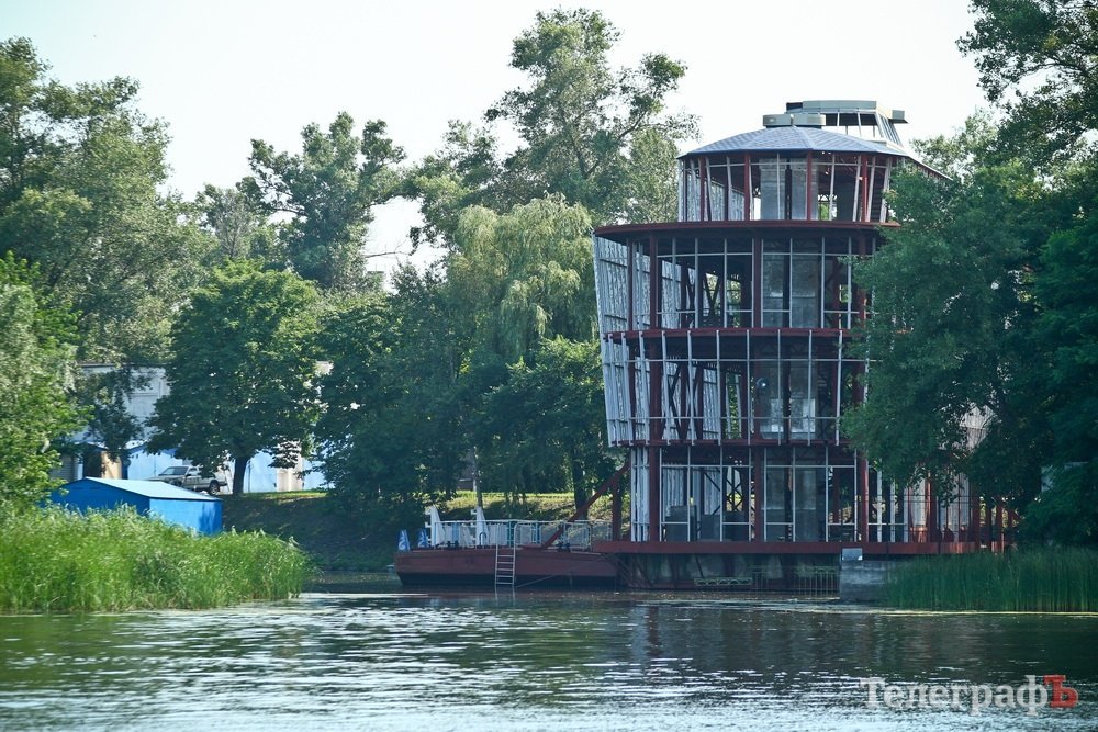 Узбережжя Дніпра у Кременчуці «обростає» мажорними котеджами Узбережжя Дніпра у Кременчуці «обростає» мажорними котеджами