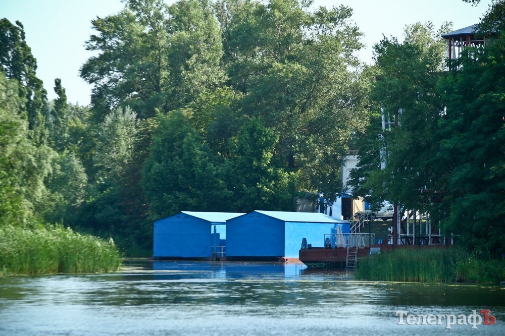 Узбережжя Дніпра у Кременчуці «обростає» мажорними котеджами Узбережжя Дніпра у Кременчуці «обростає» мажорними котеджами