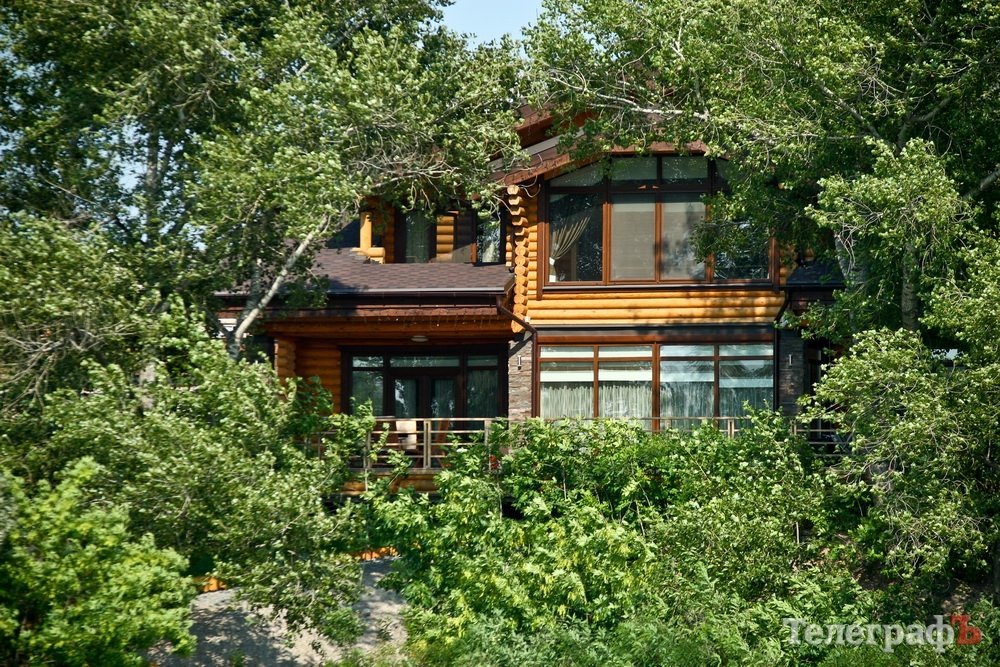 Узбережжя Дніпра у Кременчуці «обростає» мажорними котеджами Узбережжя Дніпра у Кременчуці «обростає» мажорними котеджами