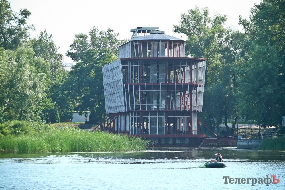 Узбережжя Дніпра у Кременчуці «обростає» мажорними котеджами Узбережжя Дніпра у Кременчуці «обростає» мажорними котеджами