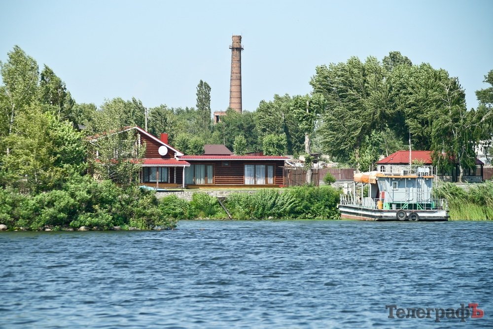 Узбережжя Дніпра у Кременчуці «обростає» мажорними котеджами Узбережжя Дніпра у Кременчуці «обростає» мажорними котеджами
