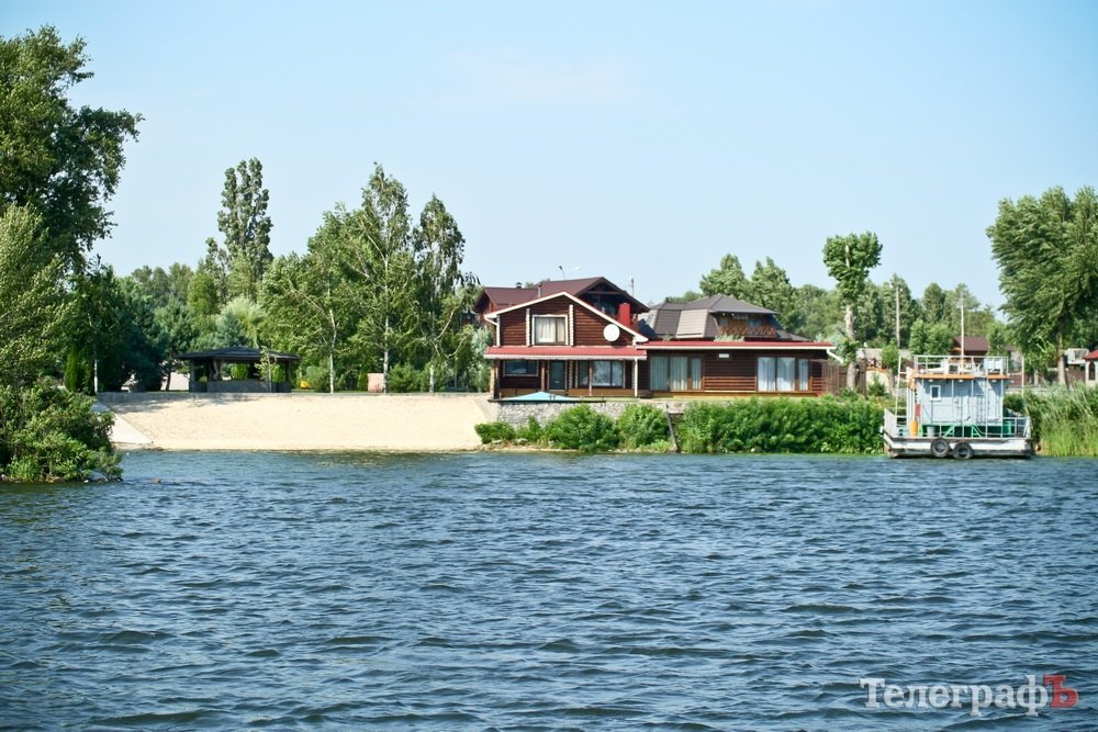 Узбережжя Дніпра у Кременчуці «обростає» мажорними котеджами Узбережжя Дніпра у Кременчуці «обростає» мажорними котеджами