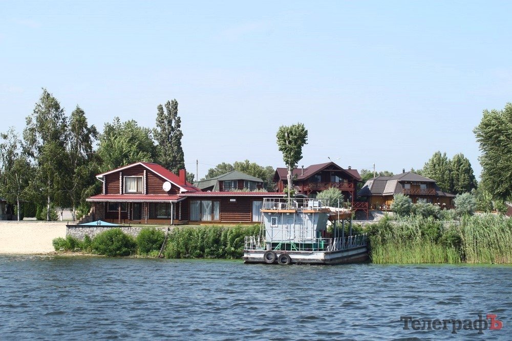 Узбережжя Дніпра у Кременчуці «обростає» мажорними котеджами Узбережжя Дніпра у Кременчуці «обростає» мажорними котеджами