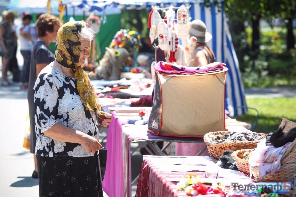 В’язальний фестиваль у Кременчуці: плели сітки та кікімори, жували смаколики і купували hand-made В’язальний фестиваль у Кременчуці: плели сітки та кікімори, жували смаколики і купували hand-made