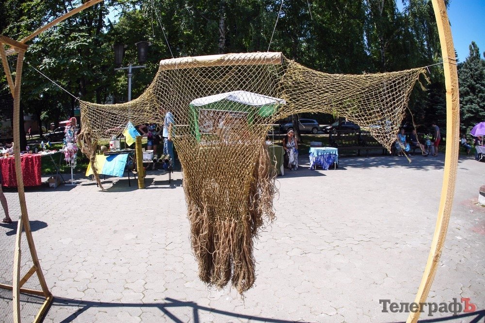 В’язальний фестиваль у Кременчуці: плели сітки та кікімори, жували смаколики і купували hand-made В’язальний фестиваль у Кременчуці: плели сітки та кікімори, жували смаколики і купували hand-made