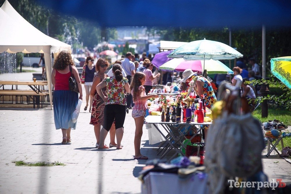 В’язальний фестиваль у Кременчуці: плели сітки та кікімори, жували смаколики і купували hand-made В’язальний фестиваль у Кременчуці: плели сітки та кікімори, жували смаколики і купували hand-made