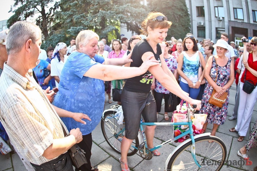 Призрак 1939-го года: «Батьківщина» читает на площади Победы фамилии депутатов-«врагов народа» Призрак 1939-го года: «Батьківщина» читает на площади Победы фамилии депутатов-«врагов народа»