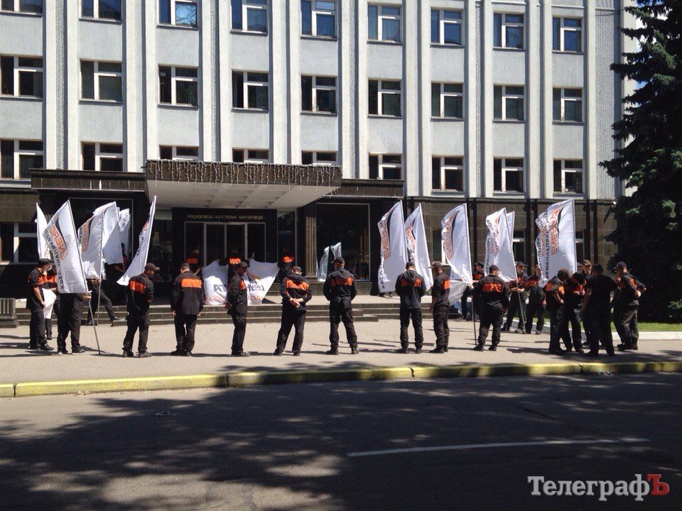 Второй день под офисом ПДМН «Укртранснафта» в Кременчуге стоит пикет, возможно, завтра он будет в Киеве Второй день под офисом ПДМН «Укртранснафта» в Кременчуге стоит пикет, возможно, завтра он будет в Киеве