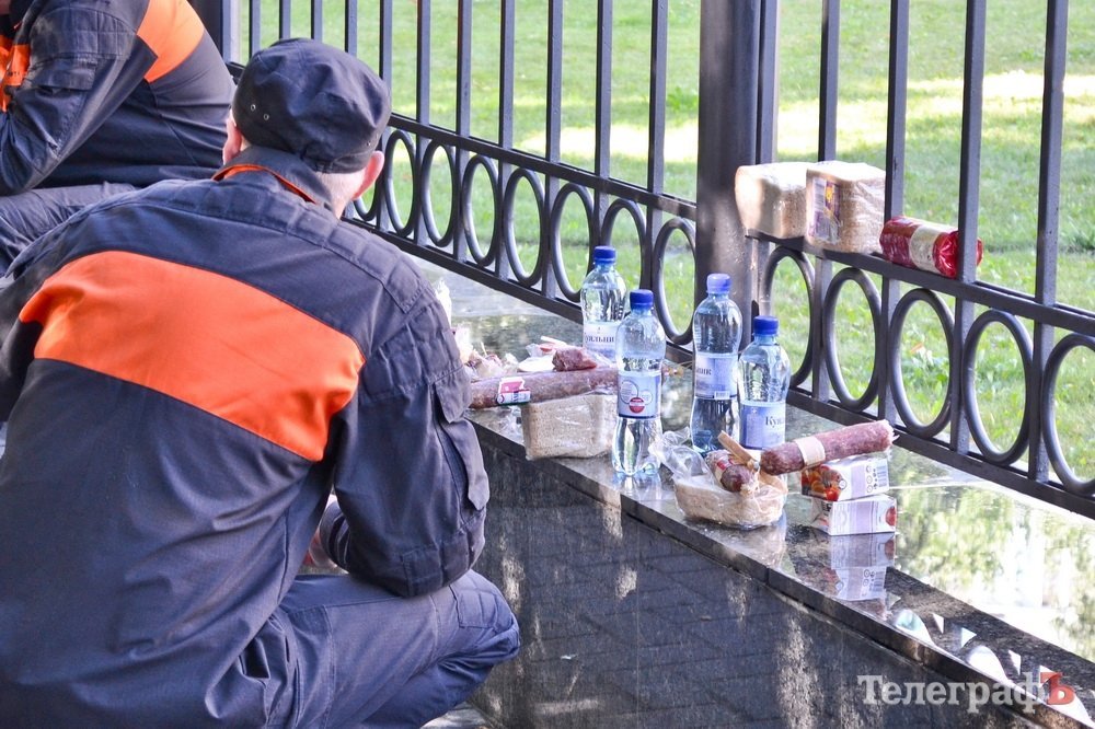 "Укртатнафта" вывела 500 человек на пикет перед офисом ПДМН в Кременчуге "Укртатнафта" вывела 500 человек на пикет перед офисом ПДМН в Кременчуге