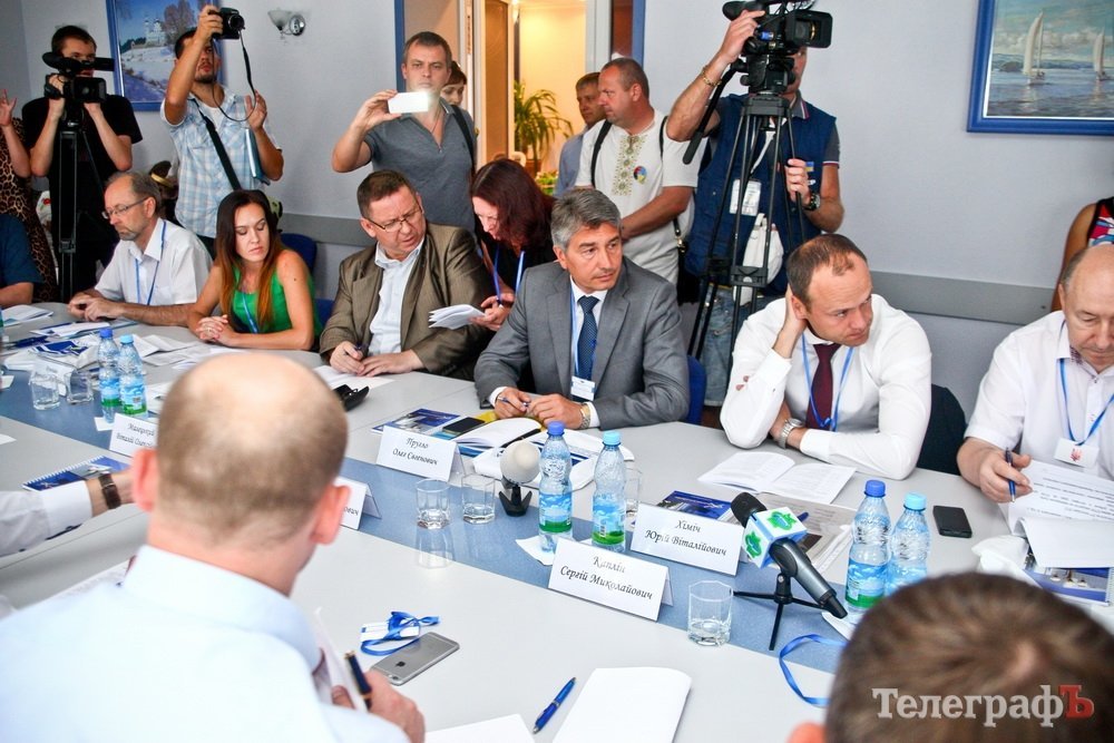 Як нардепи, журналісти і екологи інспектували ГЗК під Кременчуком Як нардепи, журналісти і екологи інспектували ГЗК під Кременчуком