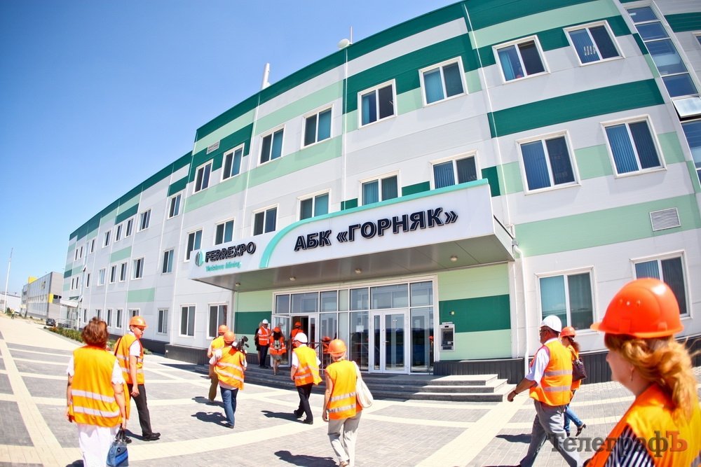 Як нардепи, журналісти і екологи інспектували ГЗК під Кременчуком Як нардепи, журналісти і екологи інспектували ГЗК під Кременчуком