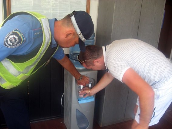 ГАИ Полтавщины предлагает водителям и пассажирам «отдохнуть и остыть» в жару ГАИ Полтавщины предлагает водителям и пассажирам «отдохнуть и остыть» в жару